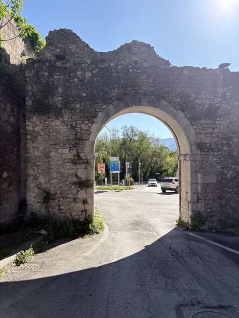 Cosa vedere a Sulmona in mezza giornata, itinerario e mappa Porta Romana, Sulmona