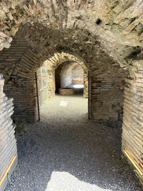 Cosa vedere a Durazzo in un giorno: itinerario con mappa tra centro e mare Sotterranei dell'Anfiteatro Romano, Durazzo