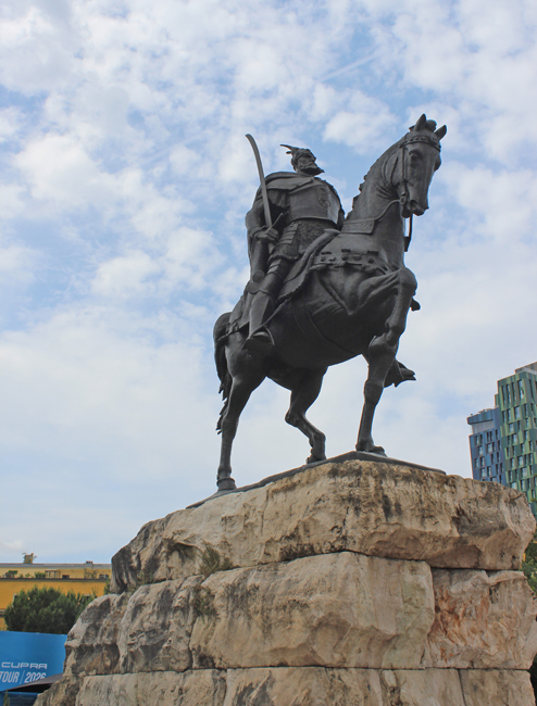 Cosa vedere a Tirana in un giorno a piedi: itinerario e mappa Statua di Gjergj Kastrioti, Piazza Skanderberg - Tirana
