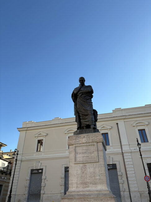 Cosa vedere a Sulmona in mezza giornata, itinerario e mappa statua-ovidio-sulmona