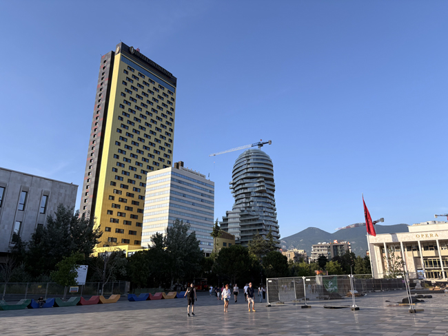 Cosa vedere a Tirana in un giorno a piedi: itinerario e mappa Piazza Skanderberg - Tirana
