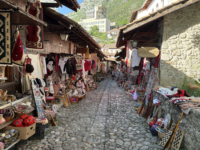 Organizzare un viaggio in Albania: itinerario di 4 giorni on the road vecchio-bazar-di-kruja