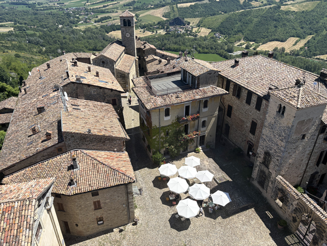 Cosa vedere a Vigoleno in un giorno Vista dal Mastio, Castello di Vigoleno
