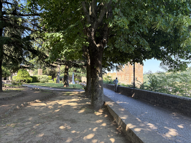 Cosa vedere a Castell'Arquato e dintorni, borgo medievale Giardini Giovanni Paolo II, Castell'Arquato