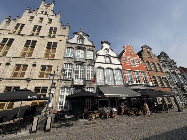Cosa vedere a Mechelen in un giorno, il gioiello delle Fiandre Grote-Markt-palazzi-Mechelen