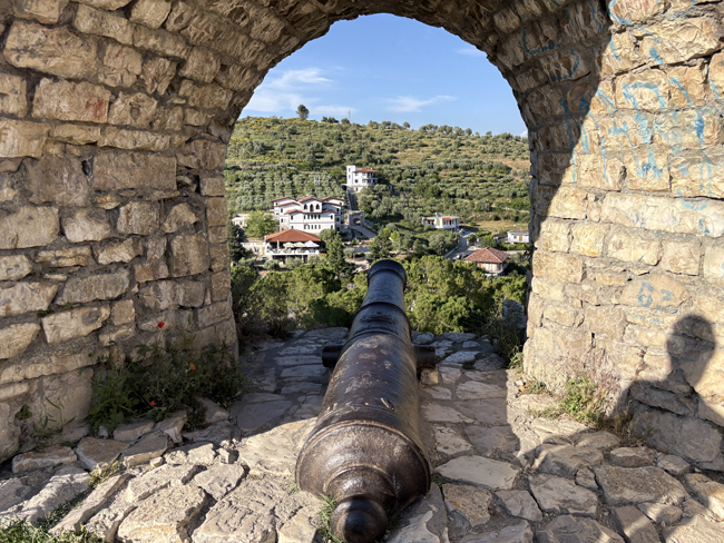 Cosa vedere a Berat Albania, la città dalle mille finestre castello-di-berat-cannone