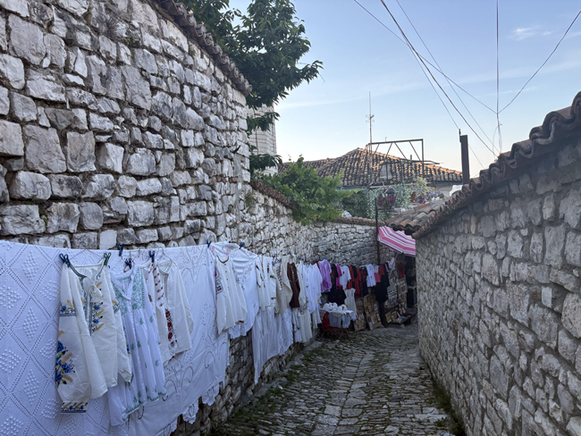 Cosa vedere a Berat Albania, la città dalle mille finestre centro-storico-castello-di-berat