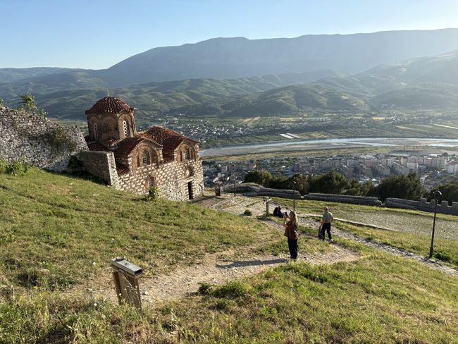 Cosa vedere a Berat Albania, la città dalle mille finestre Chiesa della Santa Trinità, Castello di Berat