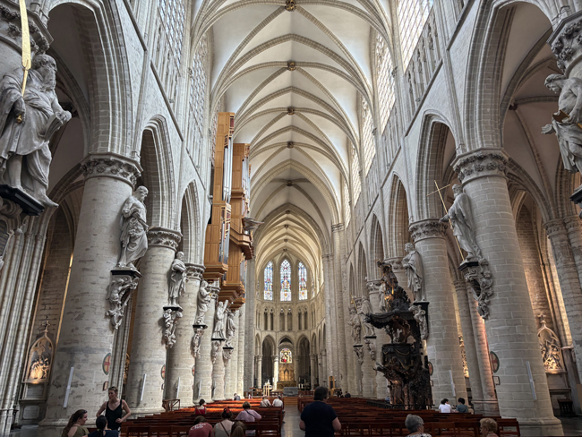 Cosa vedere a Bruxelles in un giorno a piedi Interno, Cattedrale di Anversa