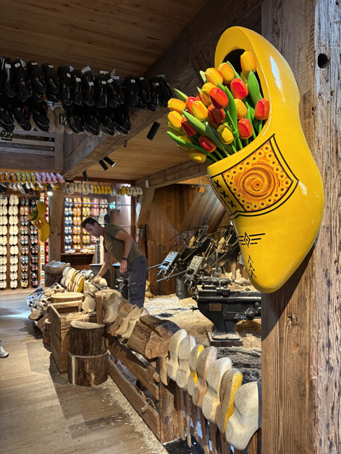 Visitare Zaanse Schans e Zaandam: cosa vedere, come arrivare e info utili laboratorio-di-zoccoli-zaanse-schans