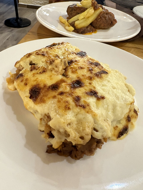 Cosa vedere a Berat Albania, la città dalle mille finestre Moussaka albanese
