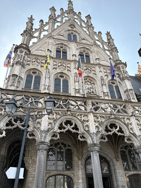 Cosa vedere a Mechelen in un giorno, il gioiello delle Fiandre municipio-mechelen