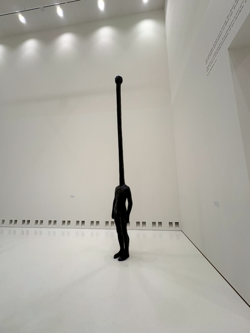 Cosa vedere in un giorno ad Anversa: itinerario e mappa "Earthman" di Antony Gormley, (KMSKA) - Anversa