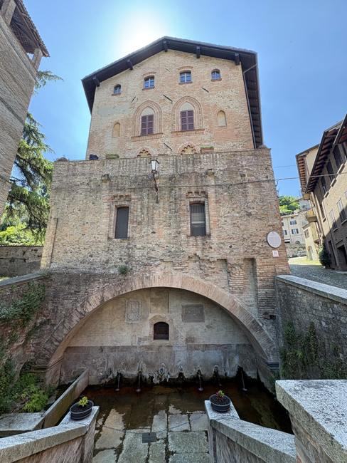 Cosa vedere a Castell'Arquato e dintorni, borgo medievale Palazzo del Duca e fontana, Castell'Arquato