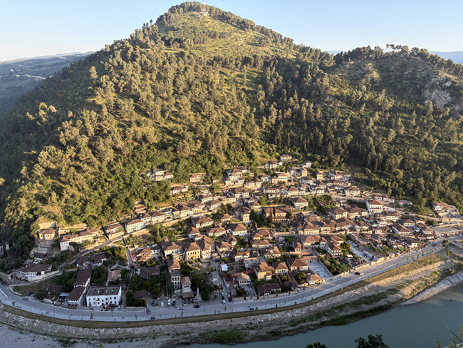 Organizzare un viaggio in Albania: itinerario di 4 giorni on the road panorama-dal-castello-di-berat