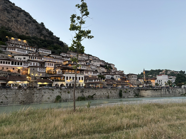 Cosa vedere a Berat Albania, la città dalle mille finestre Quartiere Mangalem, Berat