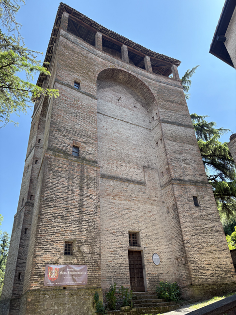 Cosa vedere a Castell'Arquato e dintorni, borgo medievale Torrione farnese, Castell'Arquato