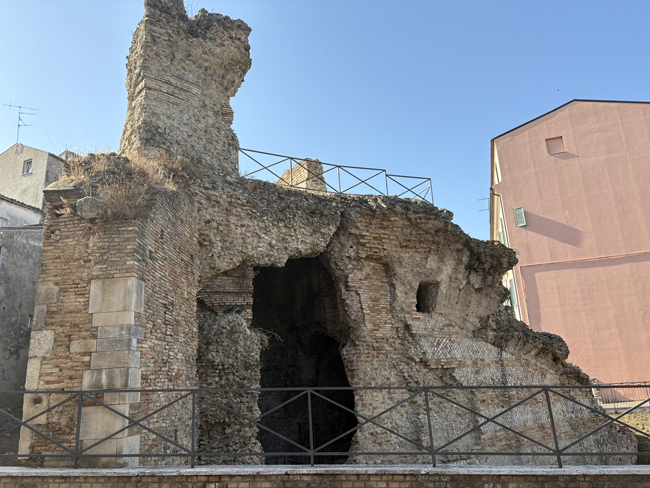 Cosa vedere a Chieti in un giorno: itinerario e mappa Teatro romano, Chieti